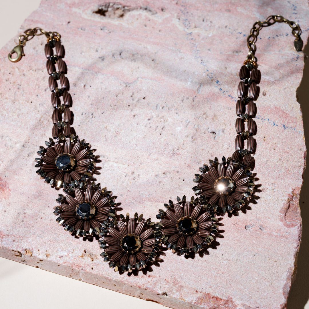 DAISIES CACAO necklace