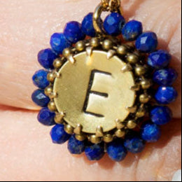 Lettera collana pietre varie