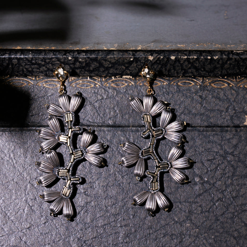 LILLÀ ruthenium earrings